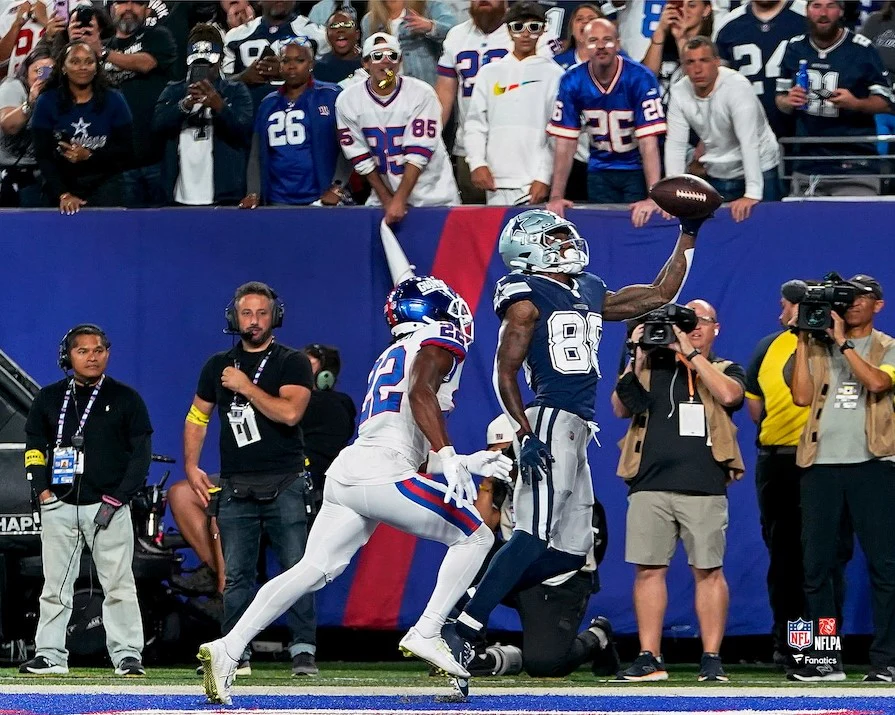 CeeDee Lamb One-Handed Touchdown Catch Dallas Cowboys 8" x 10" Football Photo